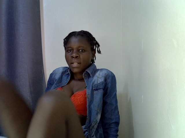 Queenbeea live cam on BongaCams
