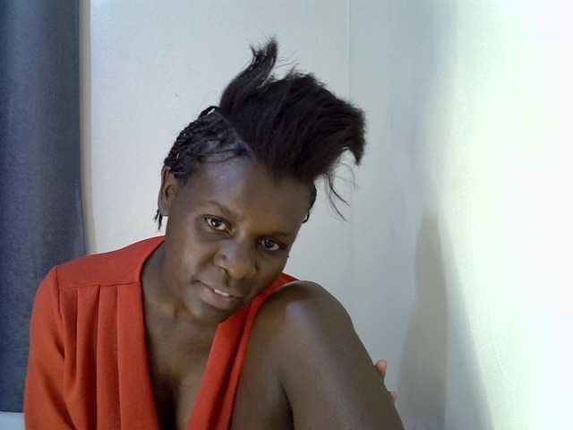 Queenbeea live cam on BongaCams