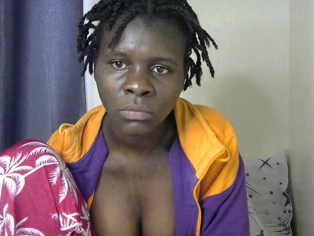 Queenbeea live cam on BongaCams