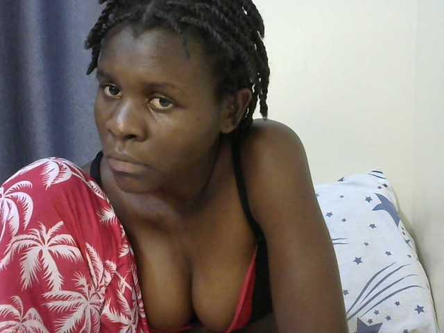 Queenbeea live cam on BongaCams