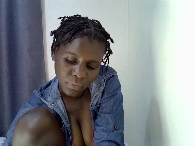 Queenbeea Cam en direct sur BongaCams