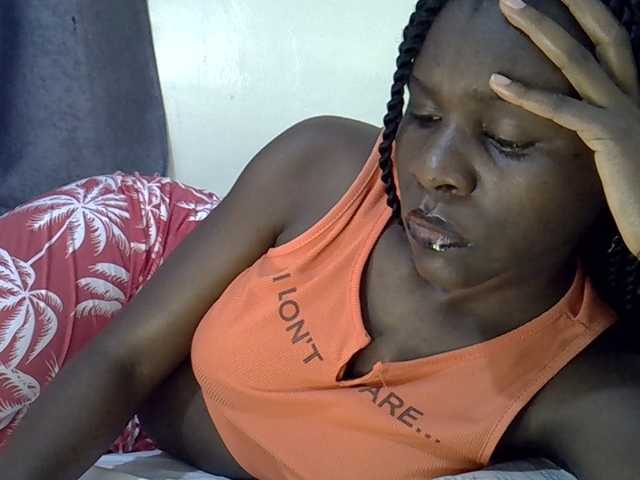 Queenbeea live cam on BongaCams