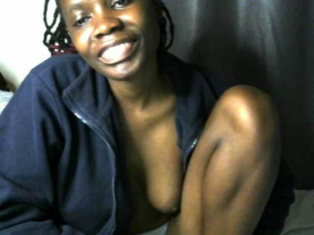 Queenbeea live cam on BongaCams