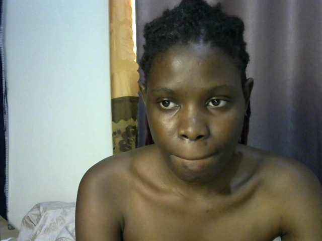 Queenbeea live cam on BongaCams