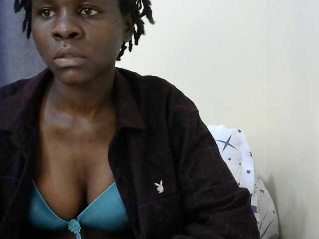 Queenbeea live cam on BongaCams