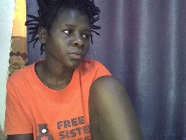 Queenbeea live cam on BongaCams