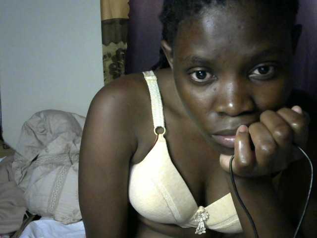 Queenbeea live cam on BongaCams