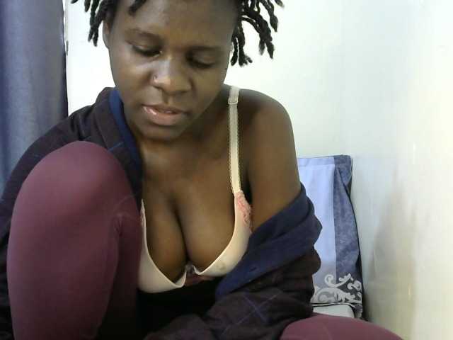 Queenbeea live cam on BongaCams