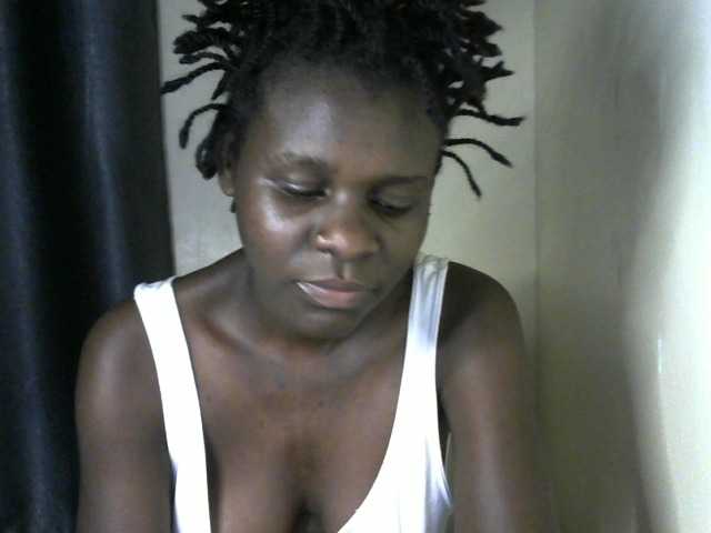 Queenbeea live cam on BongaCams
