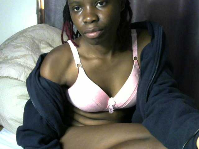Queenbeea live cam on BongaCams