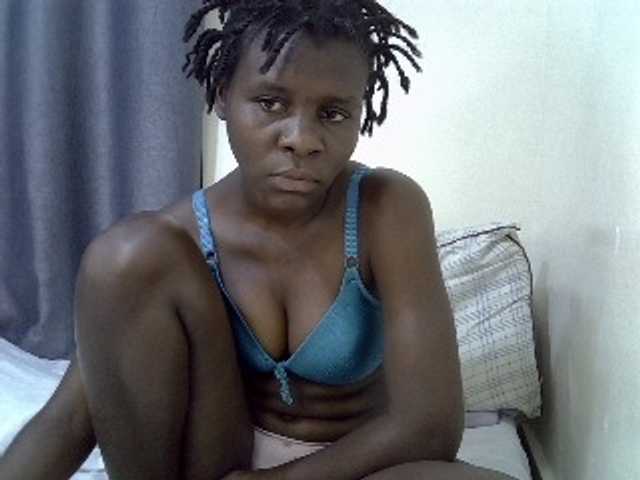 Queenbeea live cam on BongaCams