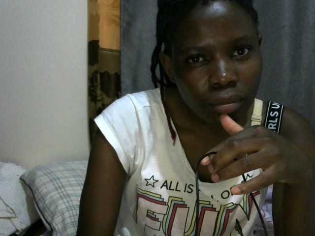 Queenbeea live cam on BongaCams