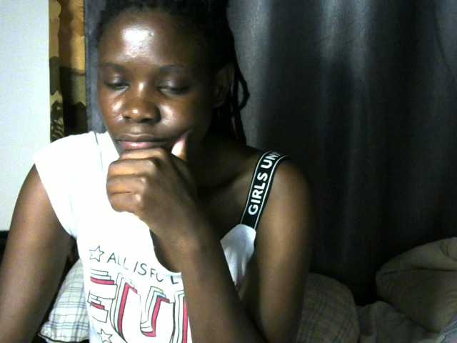 Queenbeea live cam on BongaCams