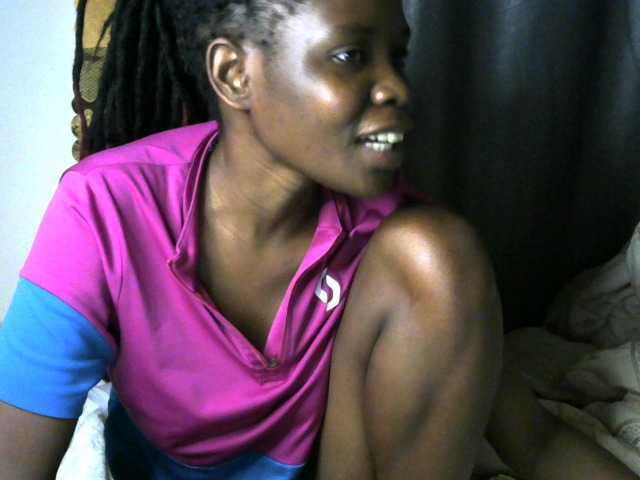 Queenbeea live cam on BongaCams