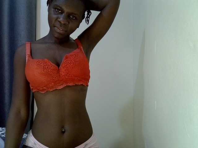 Queenbeea live cam on BongaCams