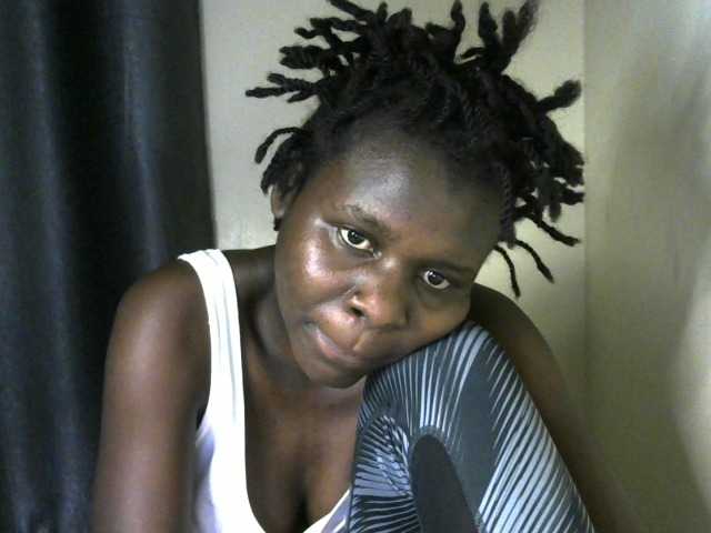 Queenbeea live cam on BongaCams