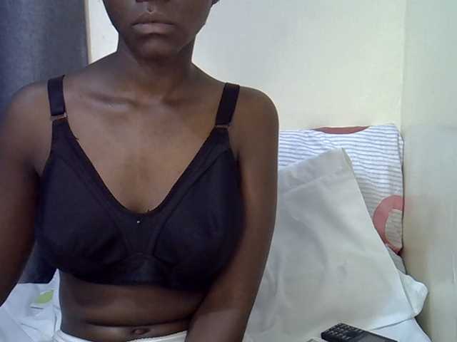 Queenbeea live cam on BongaCams