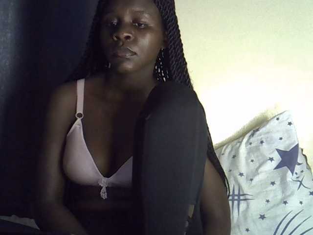 Queenbeea live cam on BongaCams