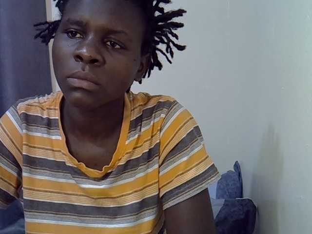 Queenbeea live cam on BongaCams