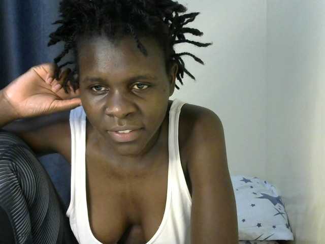 Queenbeea live cam on BongaCams