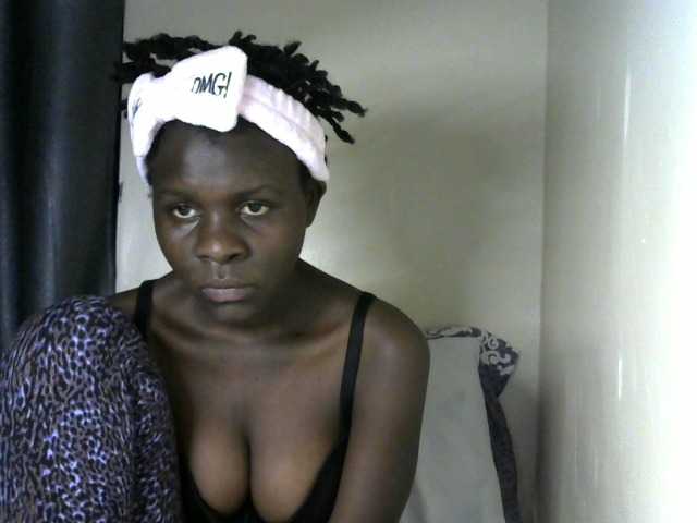 Queenbeea live cam on BongaCams