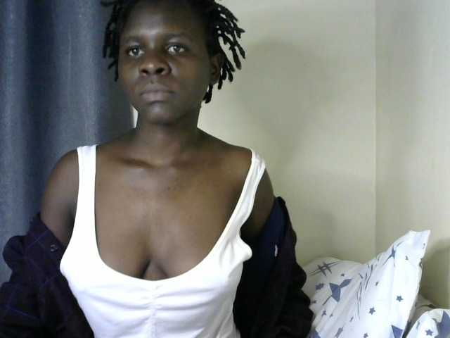 Queenbeea live cam on BongaCams