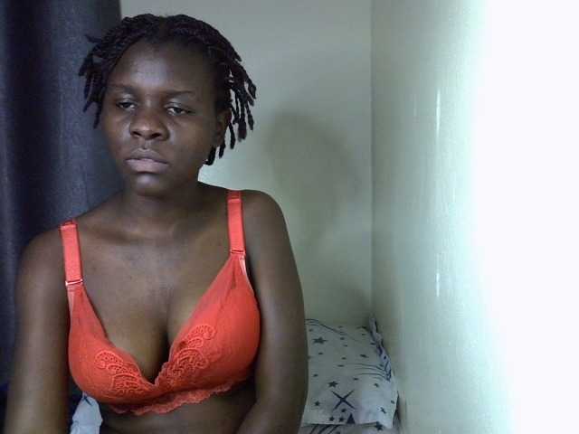 Queenbeea live cam on BongaCams