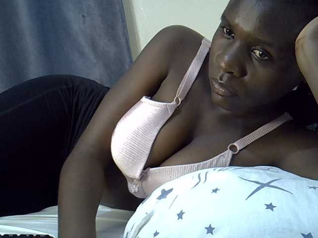 Queenbeea live cam on BongaCams