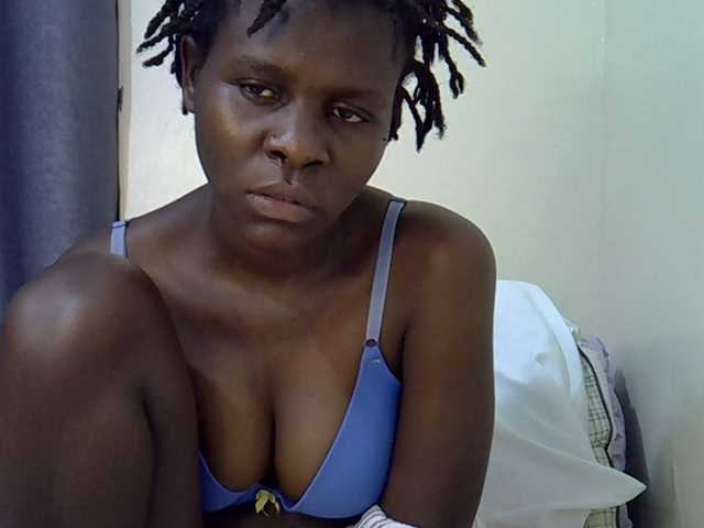 Queenbeea live cam on BongaCams