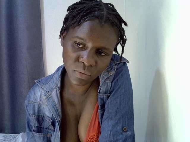Queenbeea live cam on BongaCams