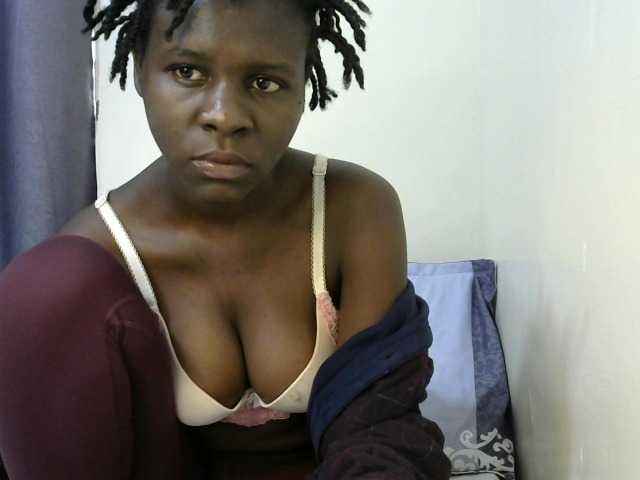 Queenbeea live cam on BongaCams