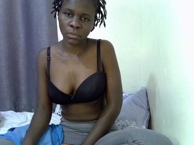 Queenbeea live cam on BongaCams