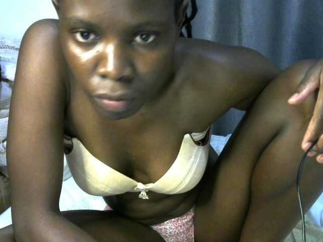 Queenbeea live cam on BongaCams