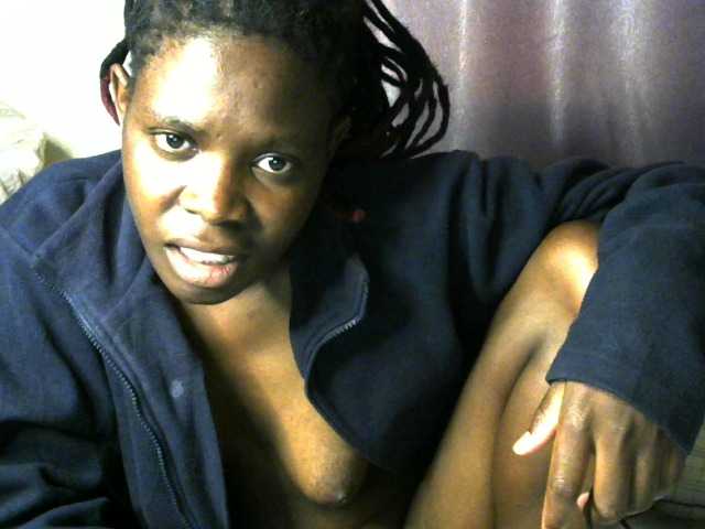 Queenbeea live cam on BongaCams