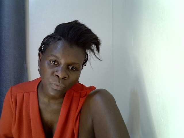 Queenbeea live cam on BongaCams