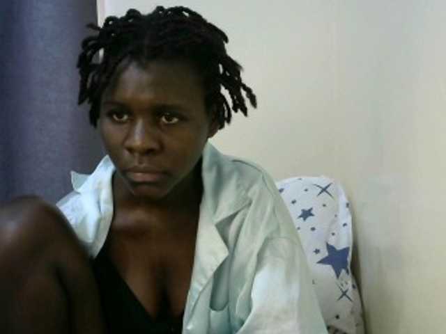 Queenbeea live cam on BongaCams