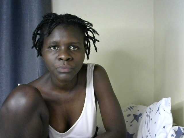 Queenbeea live cam on BongaCams