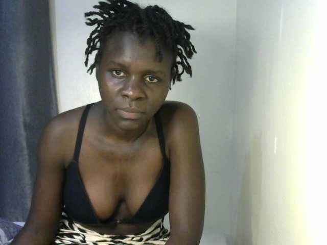 Queenbeea live cam on BongaCams