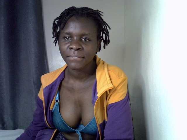 Queenbeea live cam on BongaCams