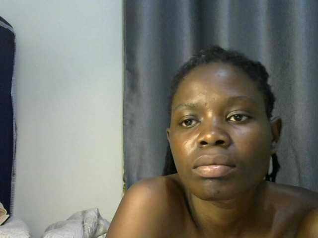 Queenbeea live cam on BongaCams