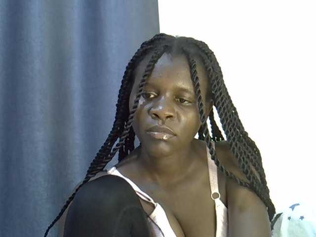 Queenbeea live cam on BongaCams