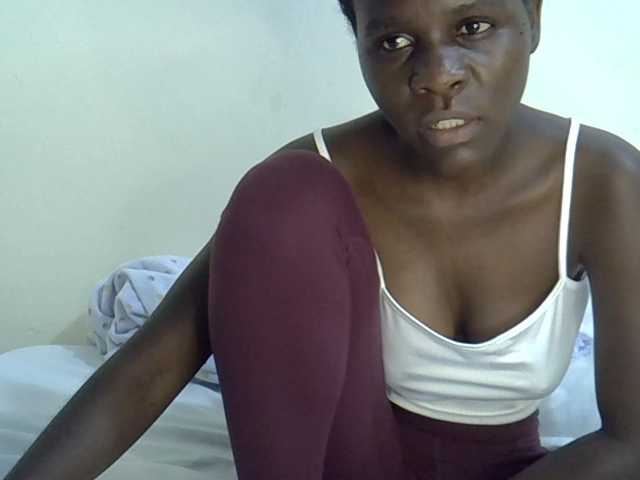 Queenbeea live cam on BongaCams