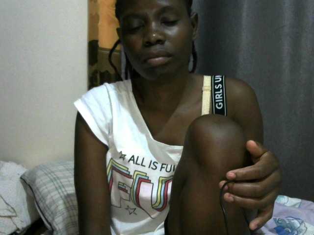 Queenbeea live cam on BongaCams