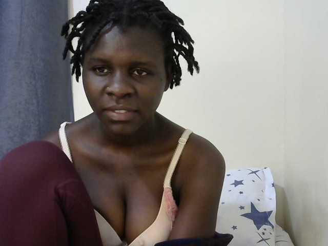 Queenbeea live cam on BongaCams
