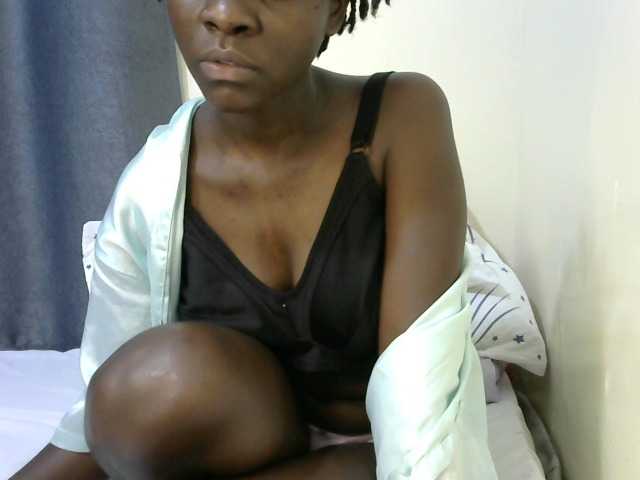 Queenbeea live cam on BongaCams