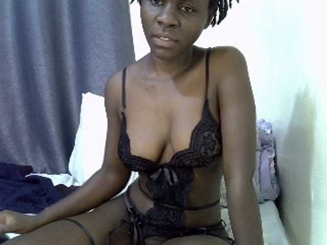Queenbeea live cam on BongaCams