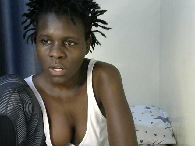 Queenbeea live cam on BongaCams