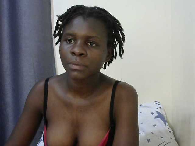 Queenbeea live cam on BongaCams