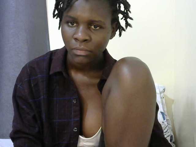 Queenbeea live cam on BongaCams