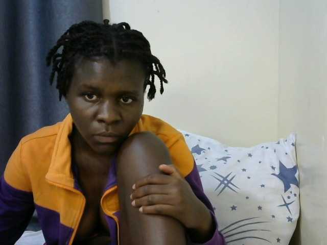 Queenbeea live cam on BongaCams